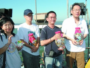 到青山海口恭送龙王宝瓶。