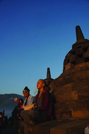 在朝阳金黄的暖色光辉下大家开始今天的早课：绕塔经行和静坐。