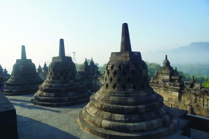 回廊的上端凿有许多佛龛，里边都坐着一尊佛陀像。