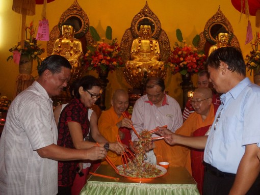 蔡明田林长与释学琳法师（左三）及释学闻法师（右二）与居士林理事在丙申年大年初一捞生时影。